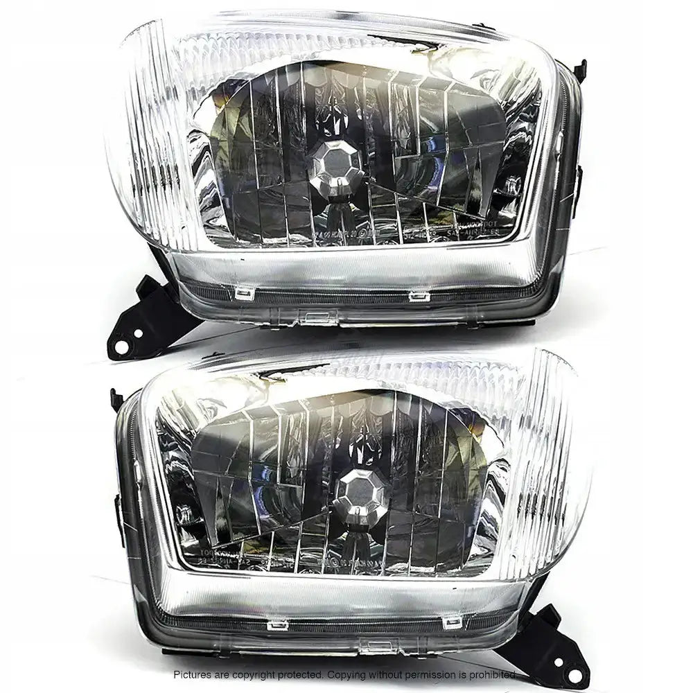 Frontlykter Toyota Rav4 00-03 med klart glass, sorte detaljer og reflekterende felter, sett forfra.