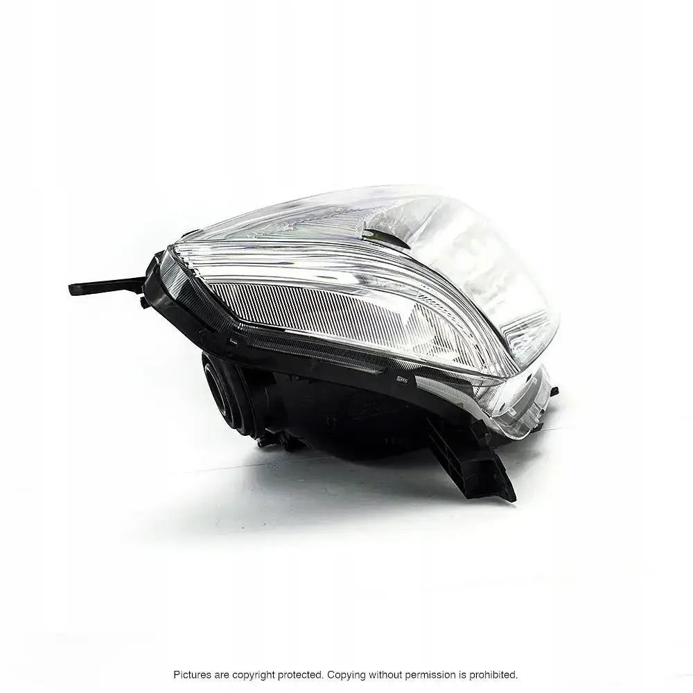 Headlights Toyota Rav4 00-03 i klart glass og svart plast, sett fra skrå sidevinkel med synlige monteringsfester.