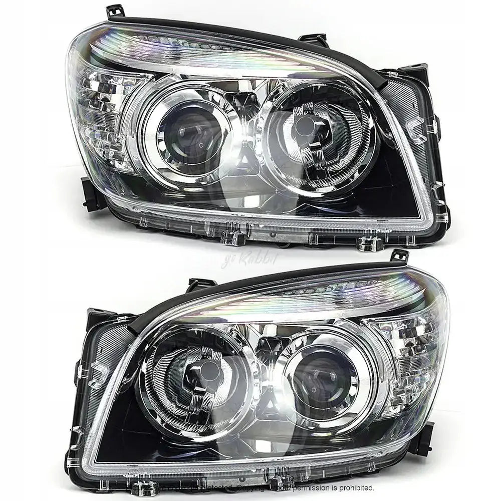 Frontlykter Toyota Rav4 05-09 sett forfra med klare glass og sorte kanter mot hvit bakgrunn.