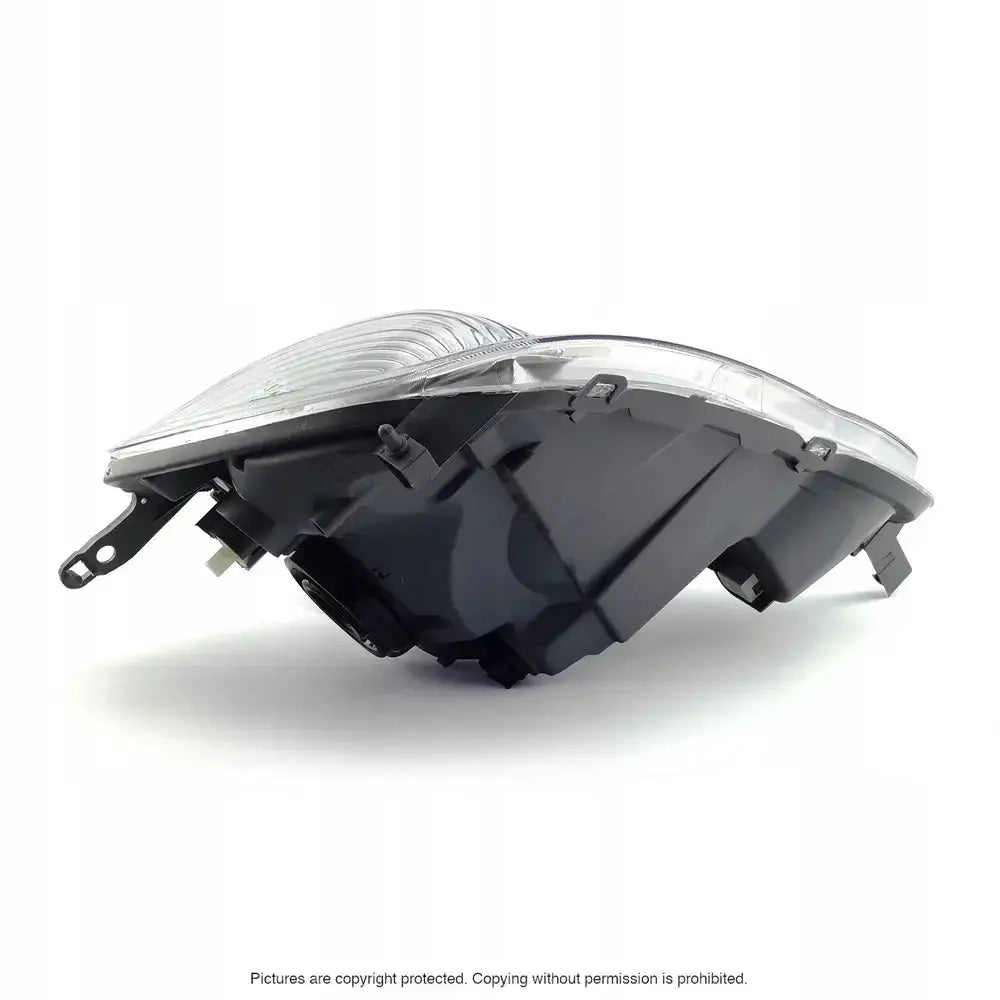 Hovedlys Toyota Yaris 03-05 H4 sort billykt med klart deksel, vist fra siden og skrå vinkel.
