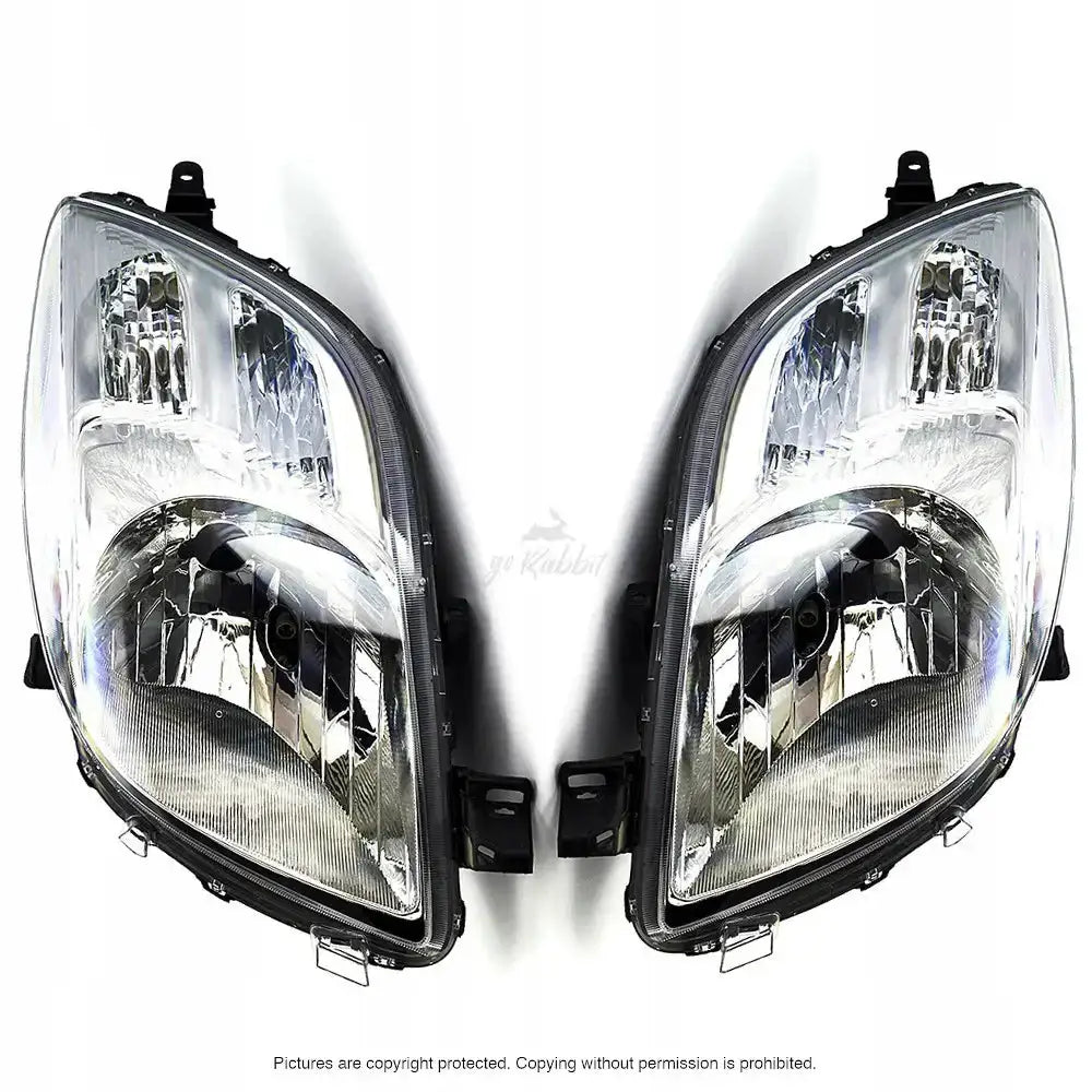 Frontlykter Toyota Yaris 05-10 H4 med klare linser og reflekterende detaljer, sett forfra på hvit bakgrunn.