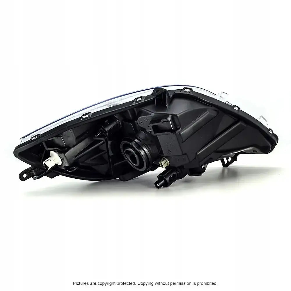 Headlamp bakside av Toyota Yaris 05-10 H4 frontlykt med synlige koblingspunkter og monteringsdetaljer.