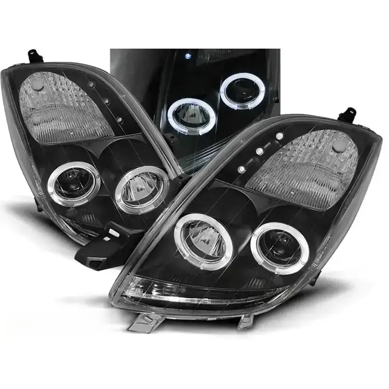 Frontlykter Toyota YARIS 06-09 Angel Eyes Black med LED-lysringer og svarte detaljer, sett fra skrå vinkel.