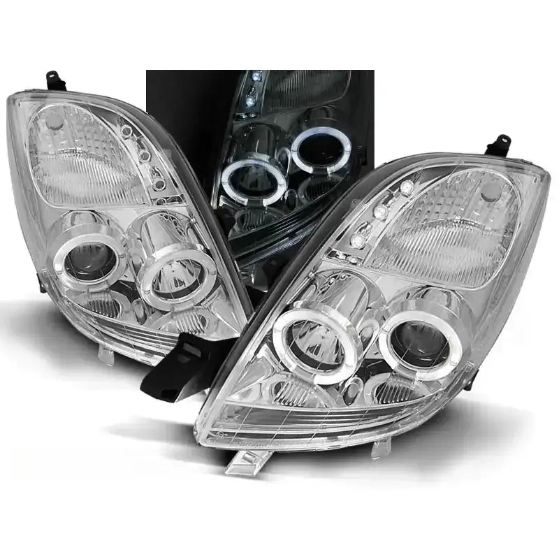 Frontlykter Toyota YARIS 06-09 Angel Eyes Chrome med klart glass og runde reflektorringer, sett forfra.