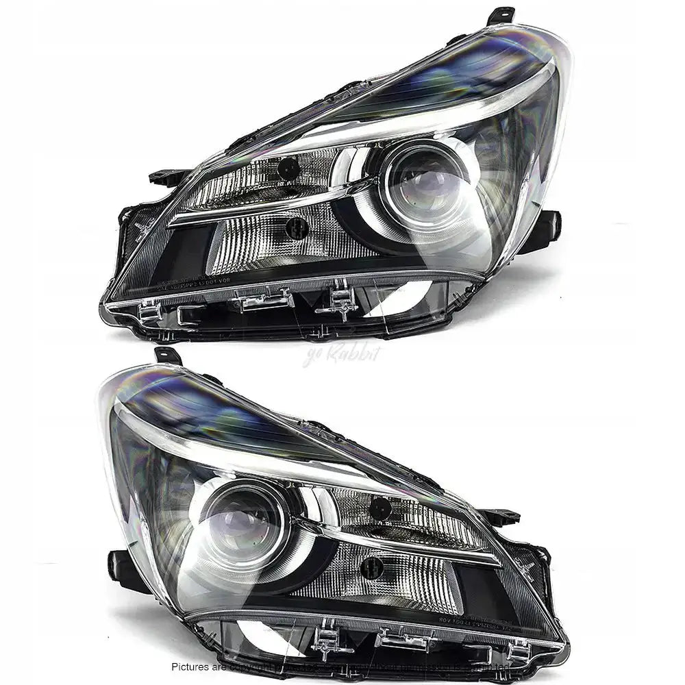 Frontlykter Toyota Yaris 14-17 med klart glass og svarte innsatser, vist fra skrå vinkel mot forsiden.