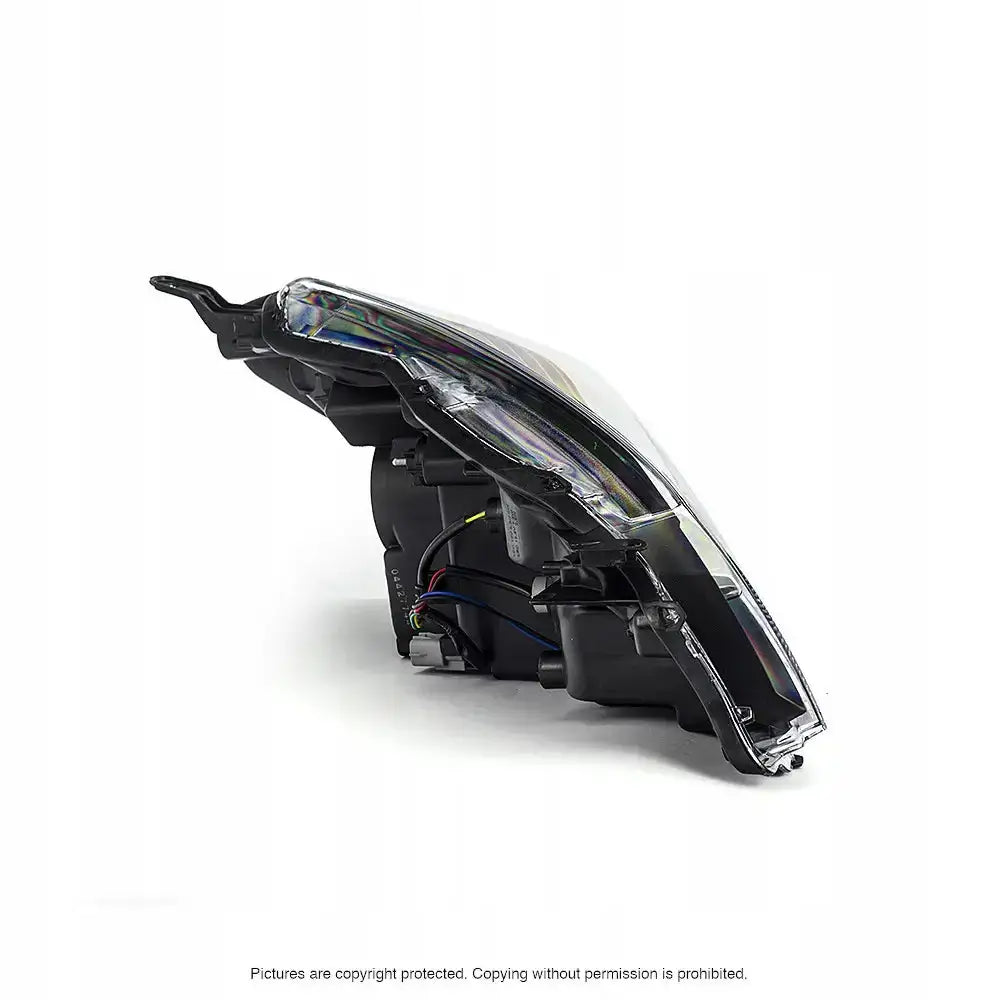 Headlights Toyota Yaris 14-17 med klar plastfront, svart bakside og synlige ledninger fra skrå side.