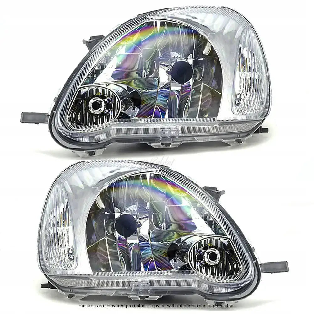 Frontlykter Toyota Yaris 99-05 H4 sett skrått forfra med klare glass og reflekterende innside.