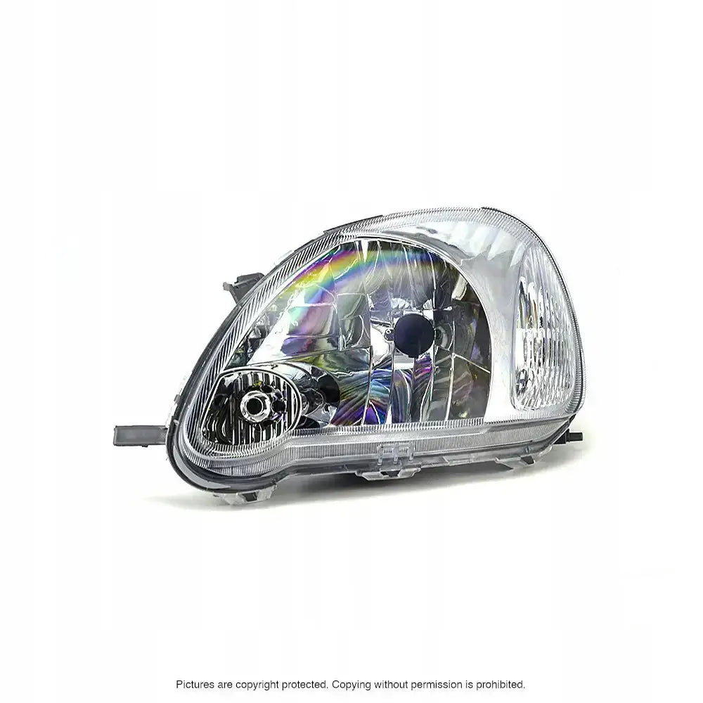 Hovedlykter Toyota Yaris 99-05 H4 sett fra siden med klart plast og synlige refleksdetaljer.