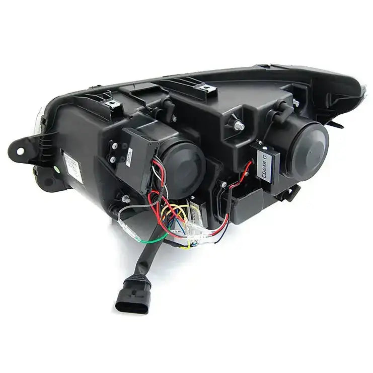 Hovedlys bakside av Tube Light Black DRL SEQ for Volkswagen T6.1 med synlige ledninger og komponenter.