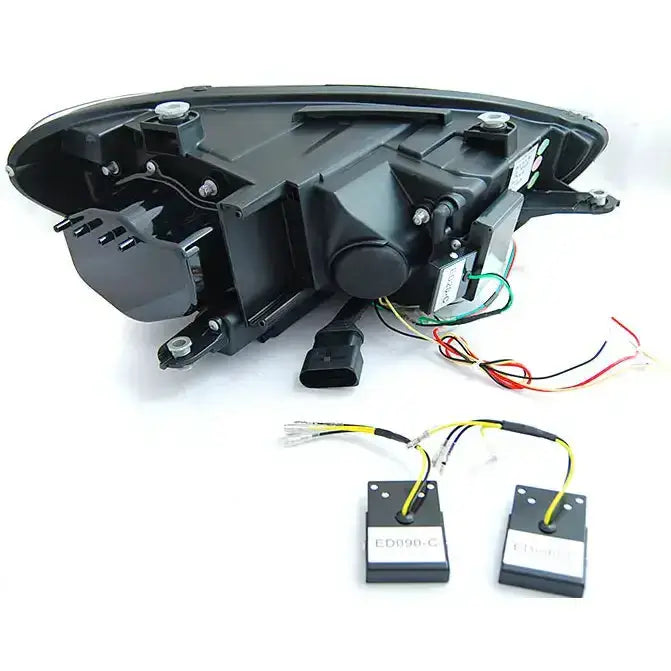 Hovedlys Tube SEQ Led Black for Volkswagen Scirocco sett bakfra med tilhørende ledningsbokser.