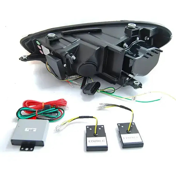 Hovedlys bakside av Tube SEQ Led Chrome til Volkswagen Scirocco med ledninger og elektroniske enheter.