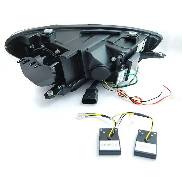 Hovedlys Tube SEQ Led Chrome for Volkswagen Scirocco, bakside med ledninger og elektroniske enheter.