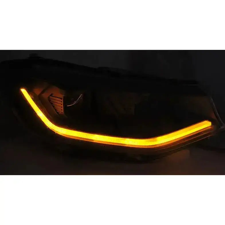 Hovedlys Volkswagen Caddy 20- svart LED-frontlykt med oransje lyslist langs underkanten.