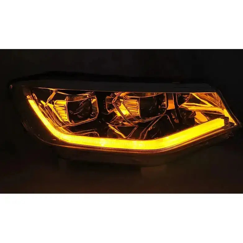 Hovedlys Volkswagen Caddy 20- med kromdetaljer og sekvensielt gul-oransje LED-lys i drift.