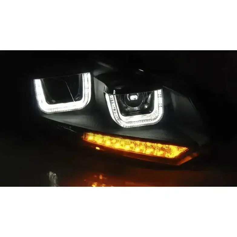 Hovedlys Volkswagen Golf 6 U-Type Black med LED og oransje DRL, nærbilde med svarte detaljer.