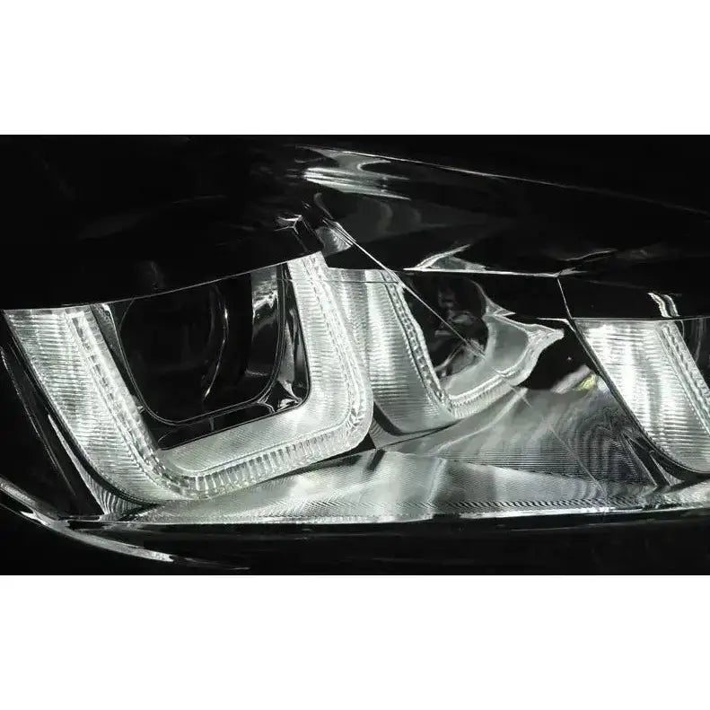 Headlights Volkswagen Golf 6 U-Type Chrome med LED og sekvensielle indikatorer, nærbilde fra skrå vinkel.