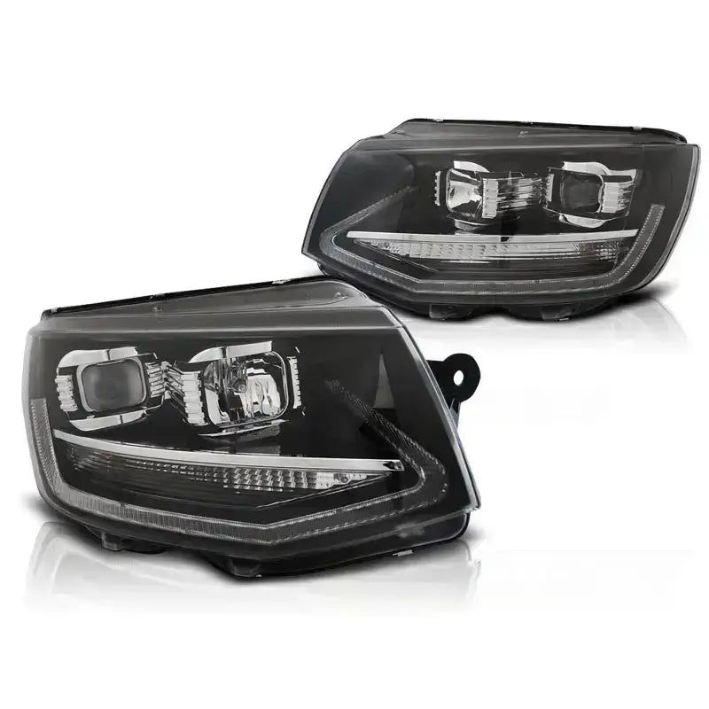 Hovedlykter Volkswagen T6 Black LED Tru DRL sett skrått forfra med LED-striper og reflektorer.