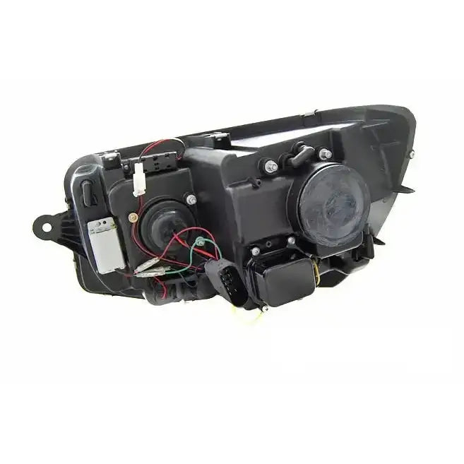 Hovedlys Volkswagen T6 15- Black Led Tru DRL sett bakfra med ledninger og koblinger synlig.