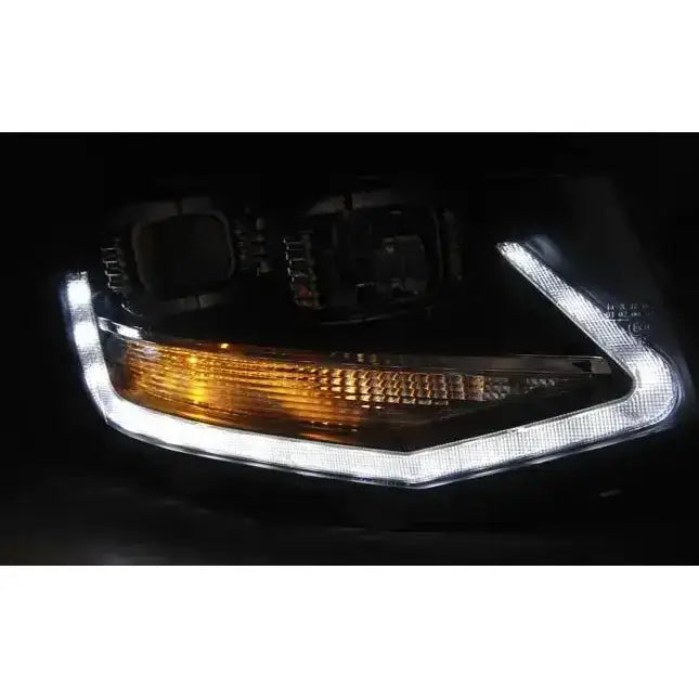 Headlights Volkswagen T6 15- Black Led Tru DRL nærbilde med hvit LED-lysstripe og oransje blinklys i mørket.