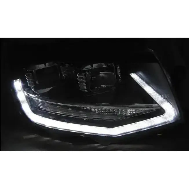 Headlamp Volkswagen T6 15- Black Led Tru DRL med hvit V-formet LED-lysdekor, nærbilde i mørket.