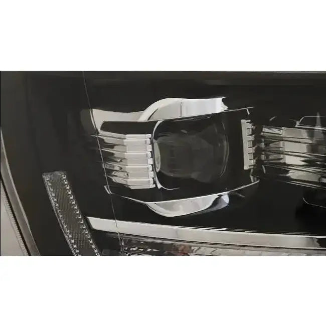 Frontlykter Volkswagen T6 Black Led Tru DRL med kromdetaljer og moderne linser mot svart bakgrunn.