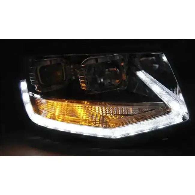 Headlights Volkswagen T6 15- Chrome Led Tru DRL med hvite LED-lys og oransje blinklys i mørkt miljø.