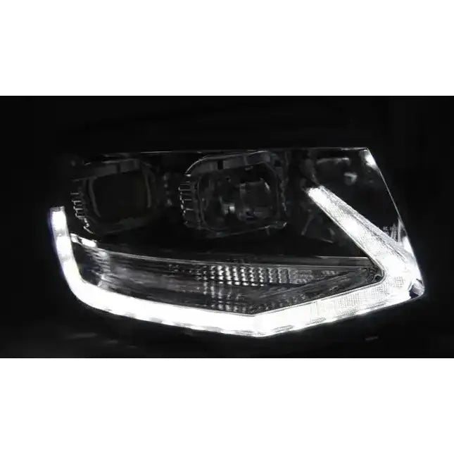 Headlamp Volkswagen T6 15- Chrome LED med hvite DRL-lys tent i geometrisk mønster.