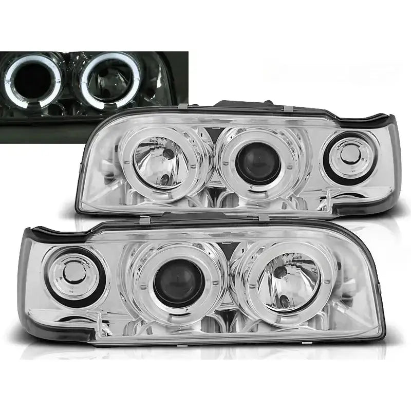 Frontlykter Volvo 850 Angel Eyes Chrome med runde reflektorer og tente hvite lyssirkler, sett forfra.
