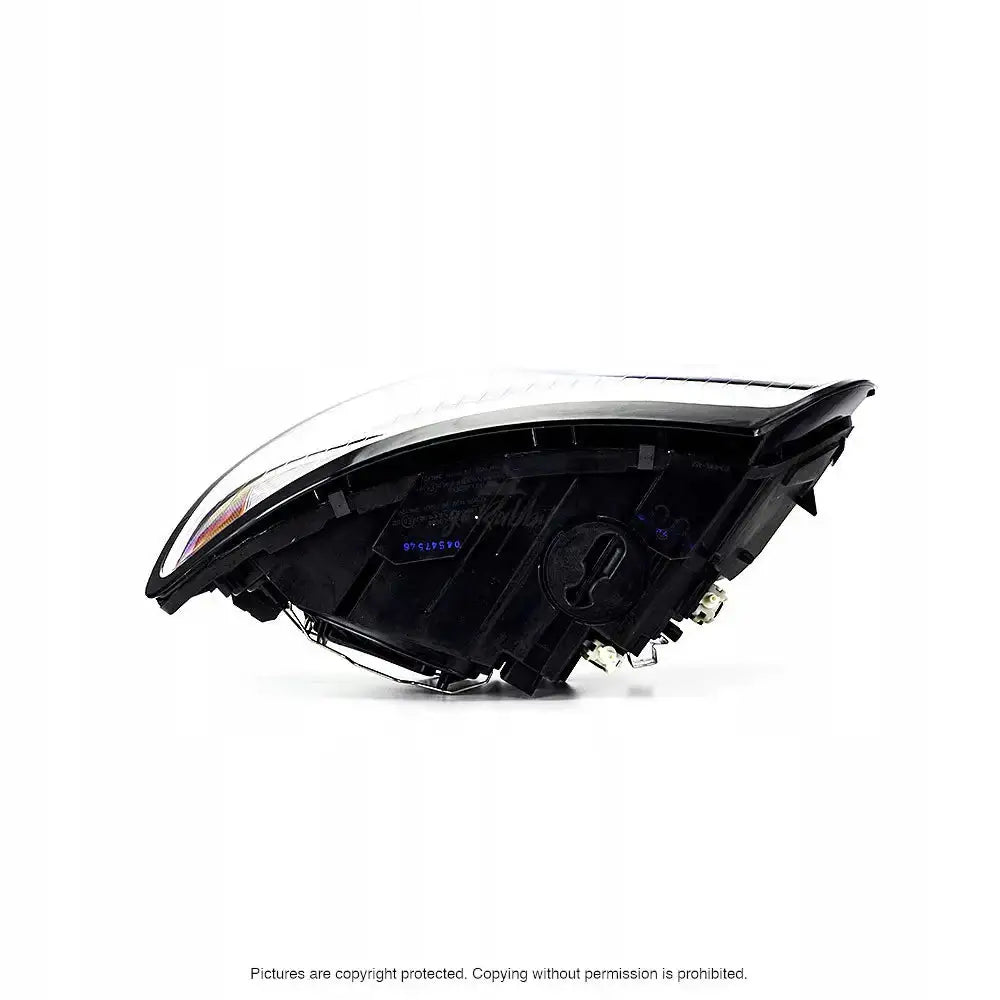 Frontlykter Volvo S40 07-12 sett fra siden med synlige plast- og elektriske detaljer mot hvit bakgrunn.