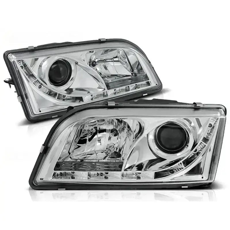 Hovedlykter Volvo S40/V40 02.96-12.03 i krom, vist fra skrå vinkel med klare linser og reflektorer.