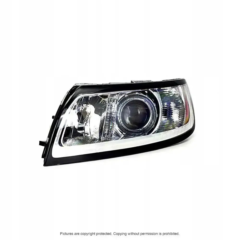 Hovedlykter Volvo V50 07-12 i klar plast og krom, skrå vinkel med synlig linse og reflektor.