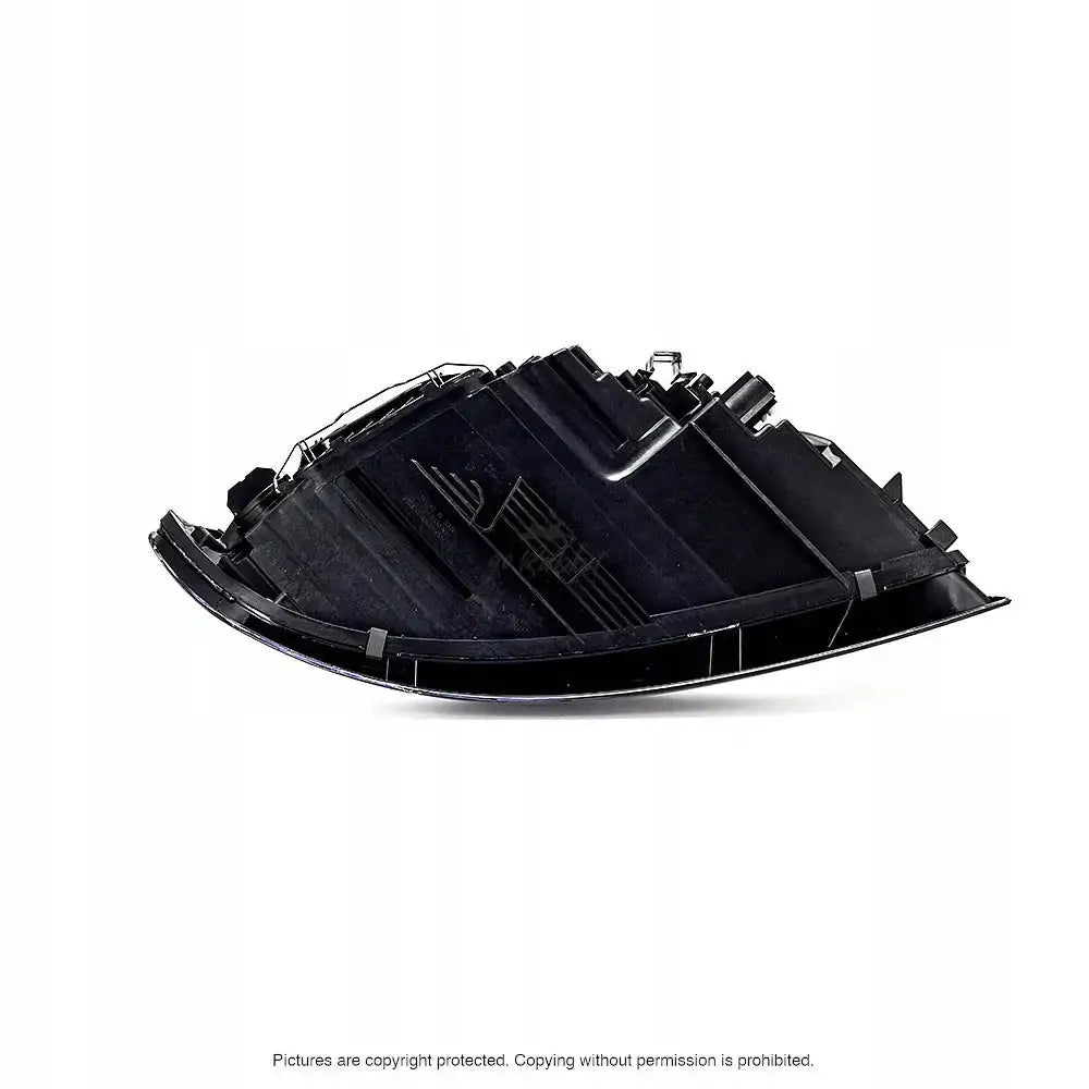 Hovedlykter Volvo V50 07-12 sort plastdel vist fra siden med detaljerte spor og hvit bakgrunn.