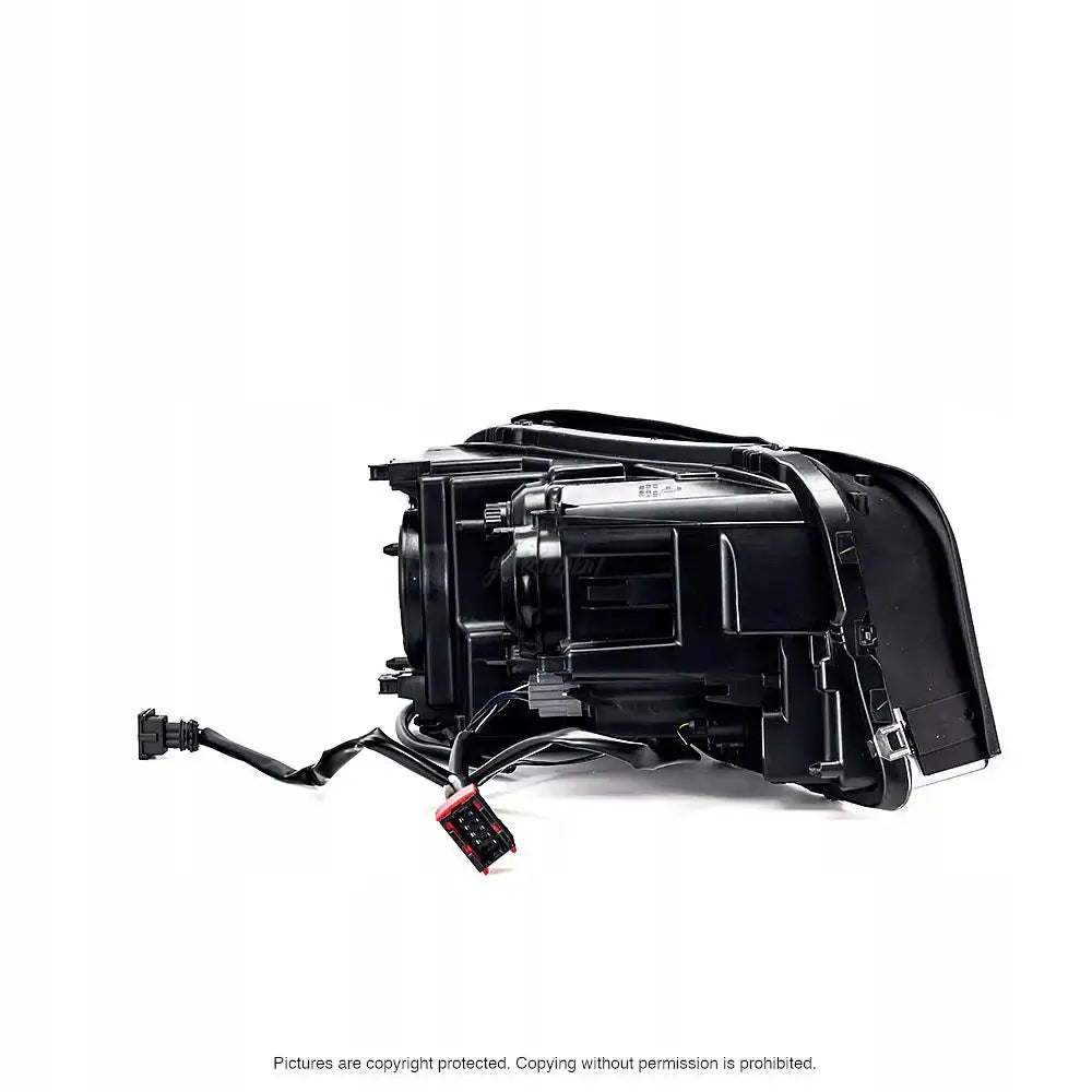 Hovedlys Volvo XC90 02-06 sett bakfra med synlige ledninger og elektrisk kontakt.