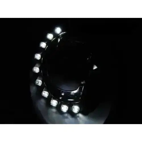 Hovedlykter Vw Beetle 06-12 LED black lyser sterkt hvitt i halvsirkel mot mørk bakgrunn.