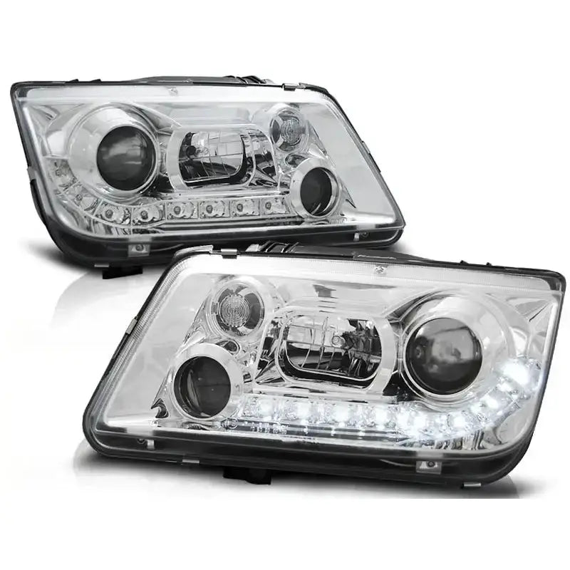 Hovedlykter Vw Bora 09.98-05.05 Chrome med klart glass, sorte detaljer og LED-lys, sett skrått forfra.