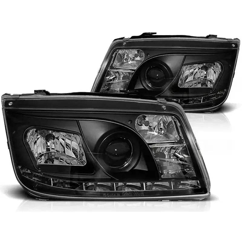 Hovedlykter Vw Bora Daylight Black Led med sort innramming og klart glass, sett fra skrå vinkel.
