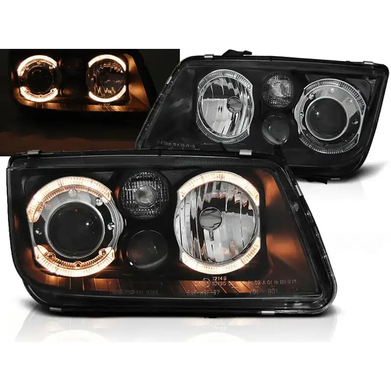 Frontlykter Vw Bora Angel Eyes Black sett forfra, med LED-lysringer og tent lys i mørket.