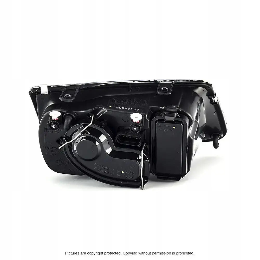 Headlamp bakside av frontlykt til VW Bora 98-05 med synlige elektriske kontakter og plastdeksler.