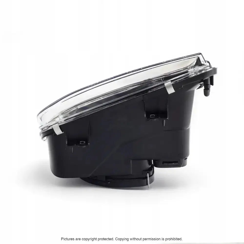 Headlights Vw Bora 98-05 Sedan H4 sett fra siden med sort og transparent plast og festeanordninger.