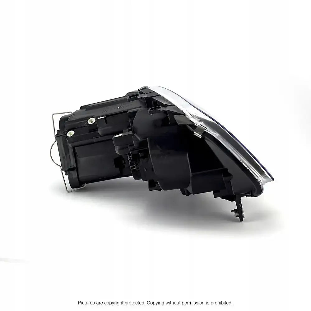 Headlamp Vw Caddy 03-10 med svart plast, klare innfestinger og metalliske detaljer fra skrå sidevinkel.