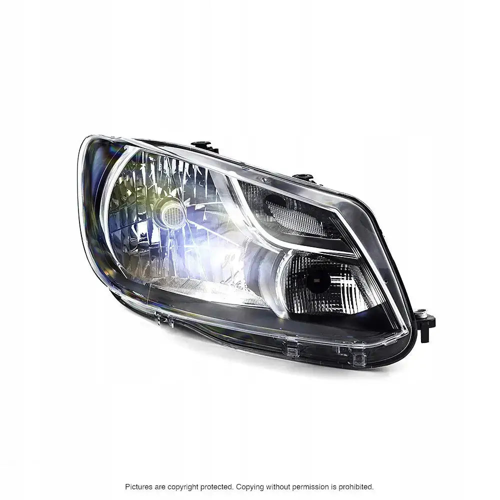 Hovedlykter Vw Caddy 04-10 H4 i klar plast med sort innramming, skrå forfra mot hvit bakgrunn.