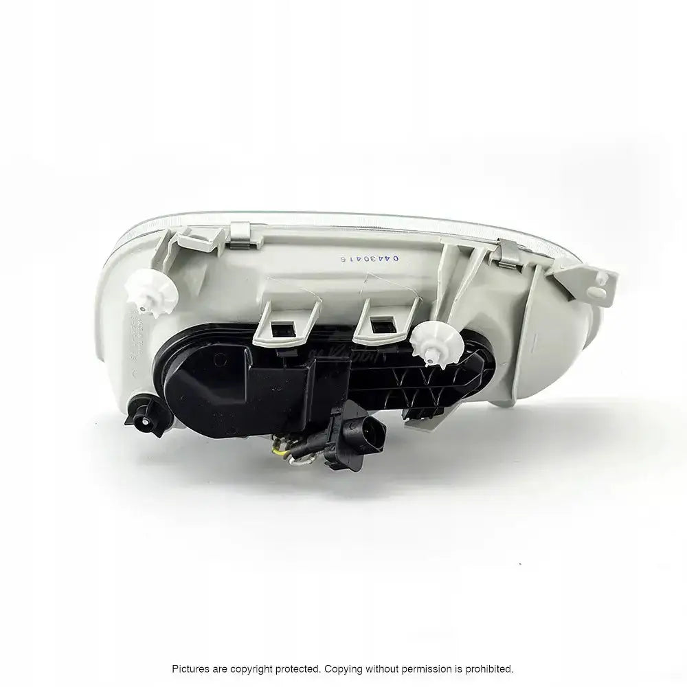 Headlamp bakside av Vw Golf 3 frontlykt 91-99 med synlige monteringsfester og tilkoblingskontakt.