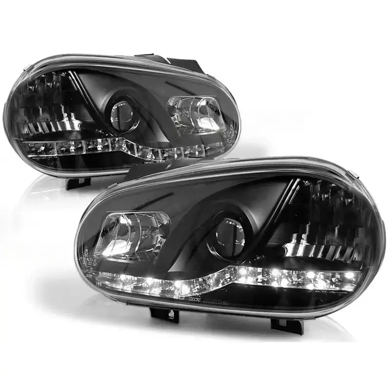Frontlykter Vw Golf 4 Black Led med klart glass og svart innside, LED-lysstripe nederst.