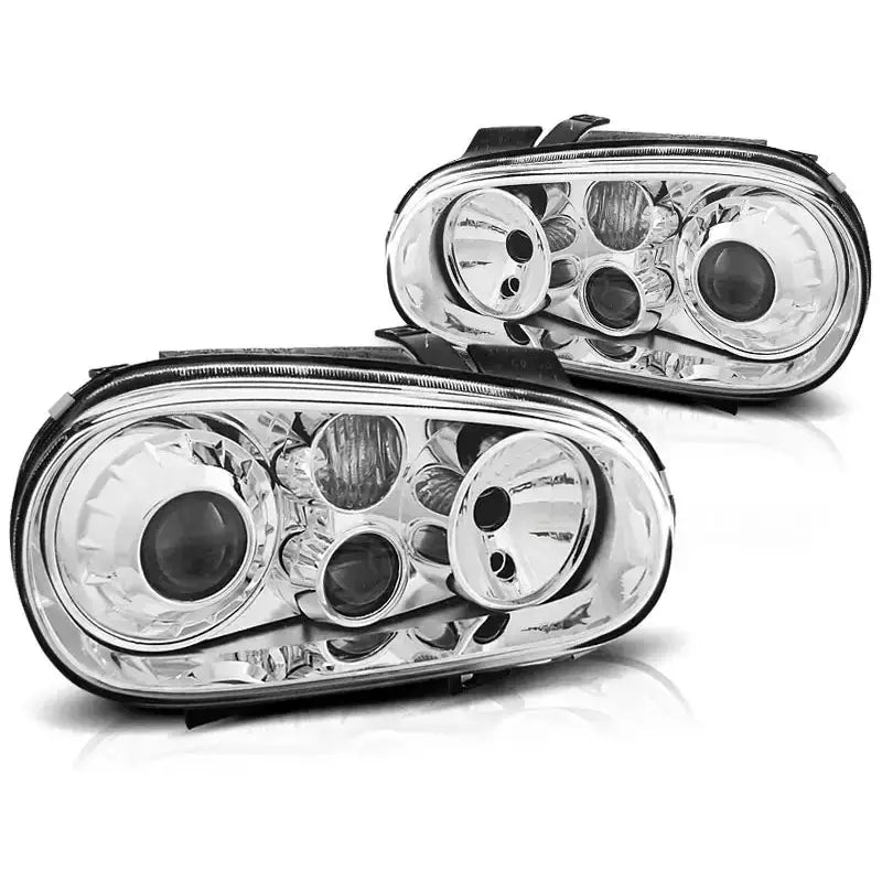 Frontlykter Vw Golf 4 R32 Look Chrome med klart glass og kromdetaljer, sett fra skrå vinkel.