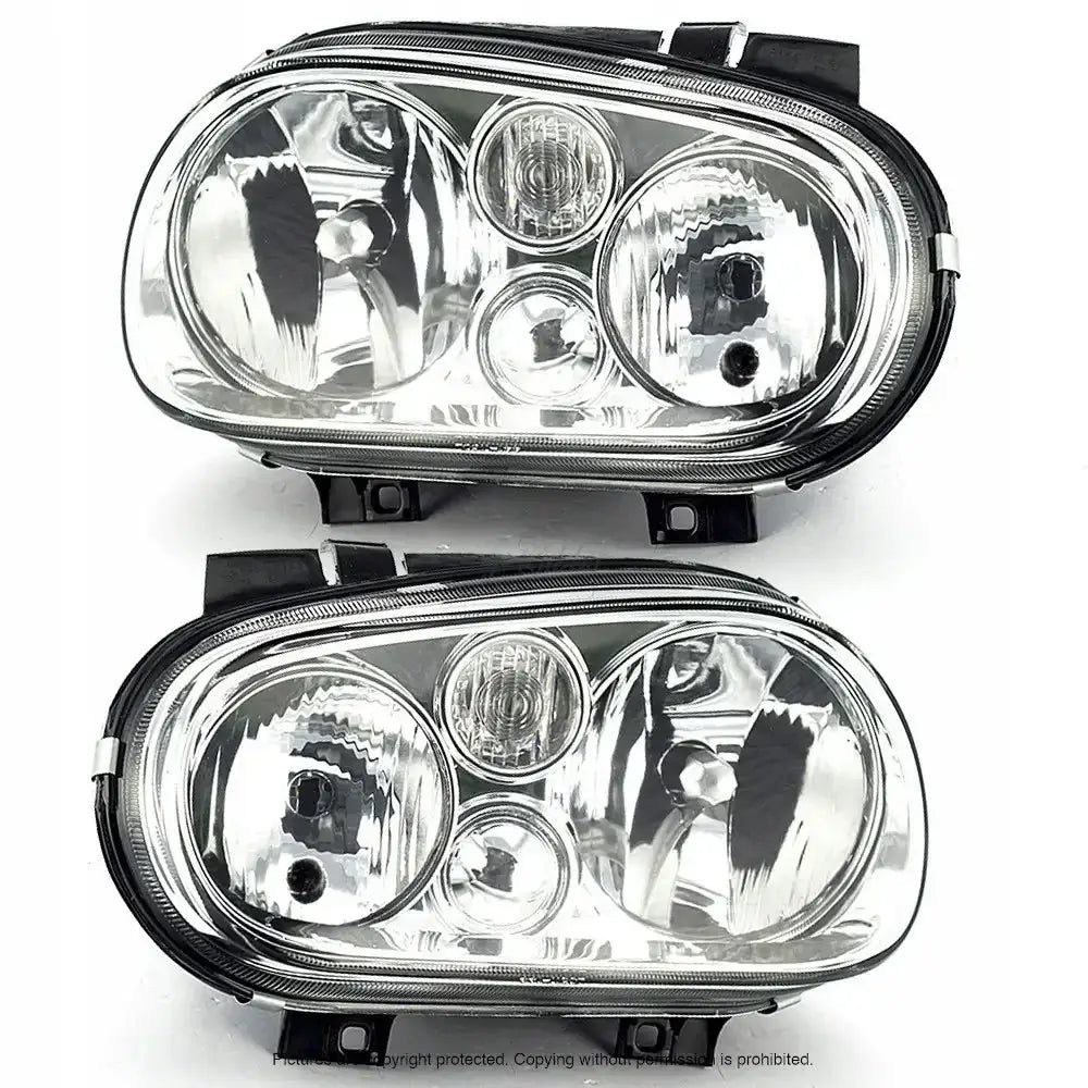 Frontlykter Vw Golf 4 97-06 i klart glass og sort plast, sett rett forfra med flere reflektorer.