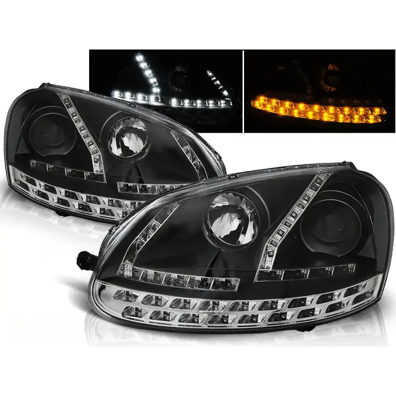 Frontlykter Vw Golf 5 03-08 Black med svart innside, LED-striper og prosjektorlinser, sett fra skrå forside.