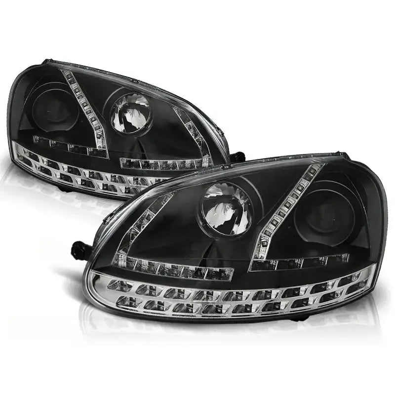 Hovedlykter Vw Golf 5 03-08 Black med sotet glass og LED-striper, sett fra skrå frontvinkel.