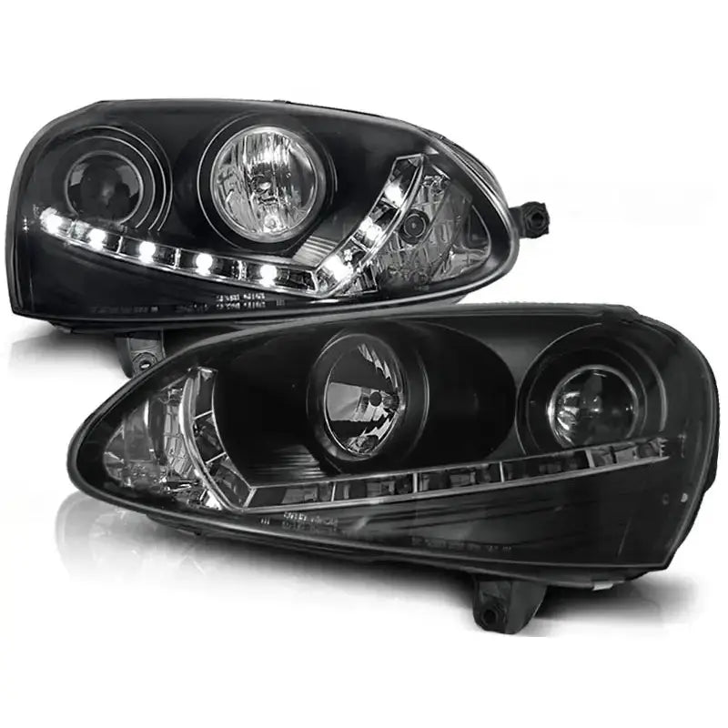 Frontlykter Vw Golf 5 03-08 med svart design, klare linser og LED-lysstripe, sett forfra.