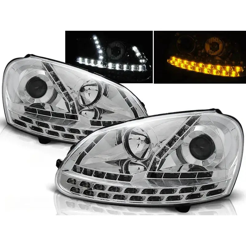 Frontlykter Vw Golf 5 03-08 i krom med LED-lys, sett fra skrå forside med tent lyssignatur.