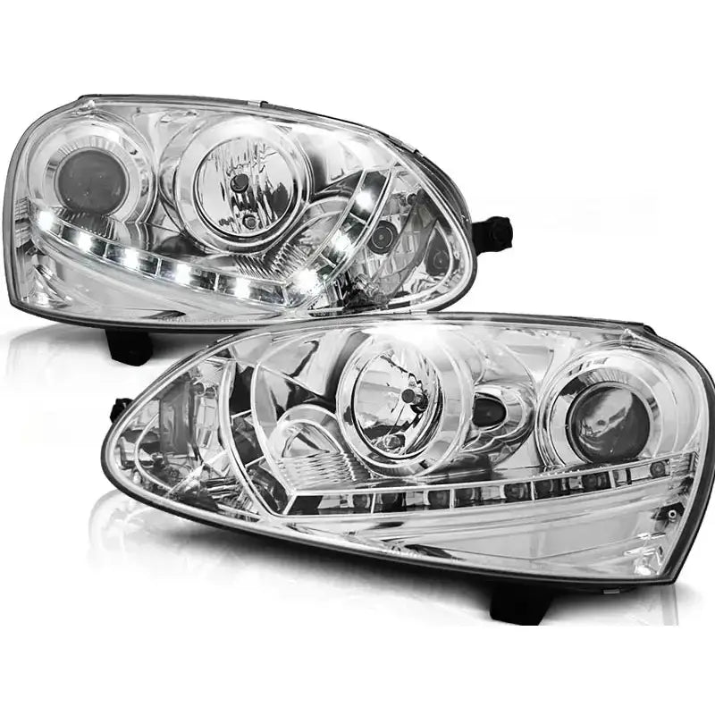 Frontlykter Vw Golf 5 03-08 D2S Chrome med LED-lysbånd og kromdetaljer, sett skrått forfra.